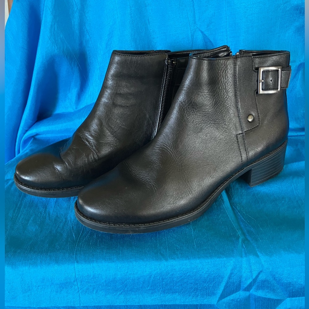 Easy Spirit Ankle Boots Black Leather Booties Zip-up EUC Buckle Accent 7.5